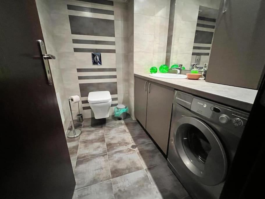 Kazanlak Large Guest House Apartment Near The Center With Full Kitchen & Dining Room, King Beds, Garden Patio, Free Parking & Self Check-In Exterior photo
